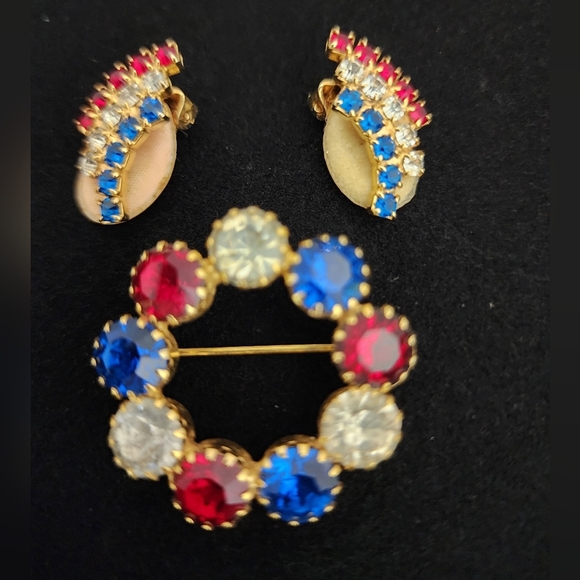 Jewelry - SE3 Elegant Gold-Tone Multicolor Jewelry Set Brooch & Clip Earrings